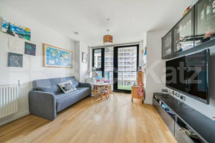 Modern Two-Bed Apartment in Central Park Development  in Greenwich Parkside Avenue SE10, Greenwich